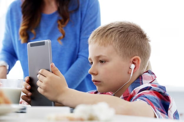 Ребенок, занятый телефоном: как помочь ему отвлечься от экрана и научиться находить удовольствие в других занятиях