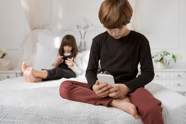 Ребенок играет на телефоне: как избавиться от зависимости? - советы психолога