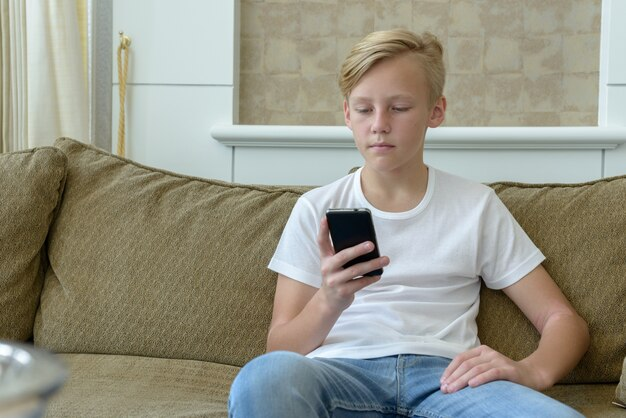 Подросток, зависимый от телефона, сидит с глазами на экране
